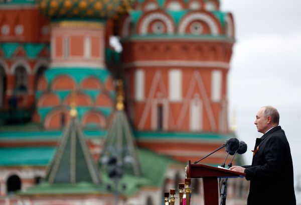 Президент РФ Владимир Путин на военном параде в честь 76-й годовщины Победы в Москве - Sputnik Азербайджан
