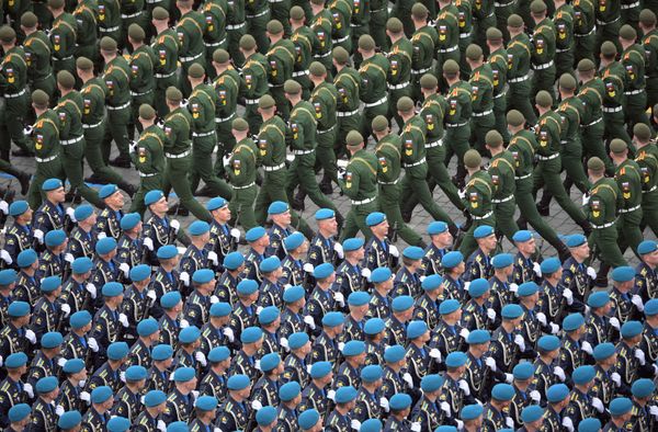 Военнослужащие парадных расчетов на военном параде в Москве - Sputnik Азербайджан