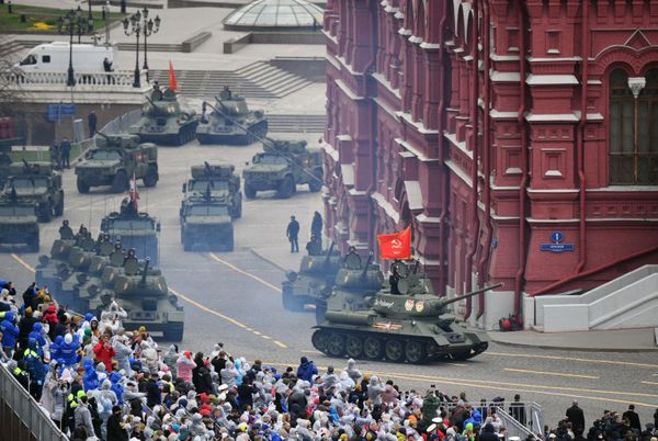 Танки Т-34-85 на военном параде в честь 76-й годовщины Победы в Великой Отечественной войне - Sputnik Азербайджан