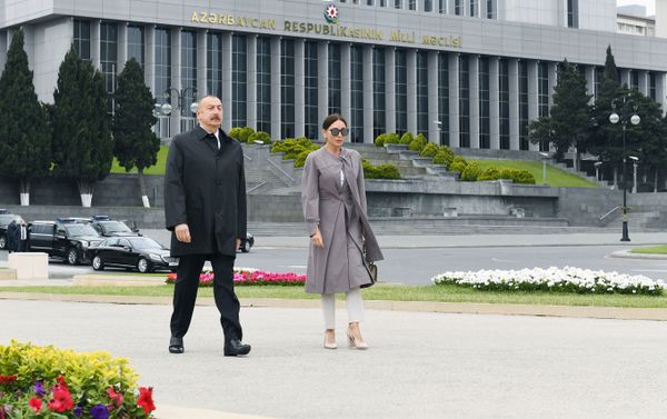 Президент Ильхам Алиев и первая леди Мехрибан Алиева посетили могилу дважды Героя Советского Союза Ази Асланова - Sputnik Азербайджан