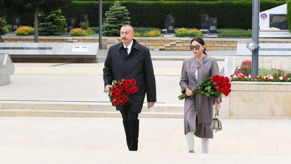 Prezident İlham Əliyev və birinci xanım Mehriban Əliyeva iki dəfə Sovet İttifaqı Qəhrəmanı Həzi Aslanovun məzarını ziyarət ediblər - Sputnik Азербайджан