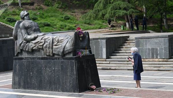 Могила Неизвестного солдата в парке Ваке в Тбилиси, Грузия 9 мая 2021 года - Sputnik Азербайджан