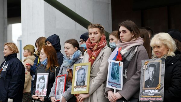 Участники акции Лица Победы на Поклонной горе в Москве - Sputnik Азербайджан