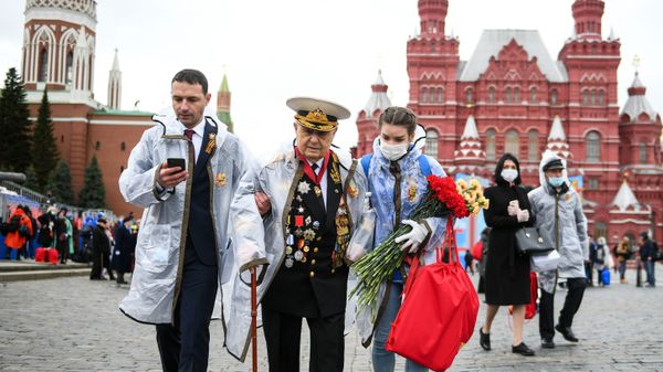 Ветеран ВОВ на Красной площади в Москве после Парада Победы - Sputnik Азербайджан