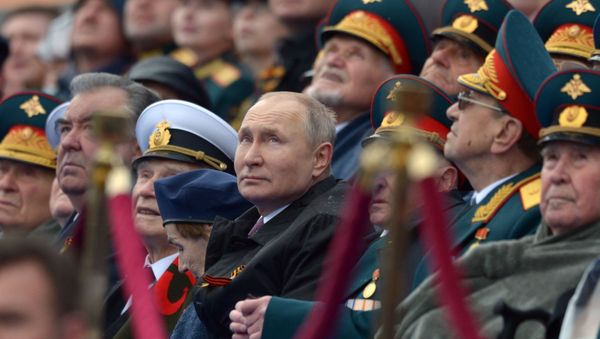 Президент России Владимир Путин на военном параде в честь 76-й годовщины Победы в ВОВ - Sputnik Азербайджан