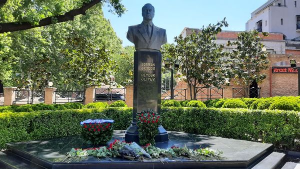 Gürcüstanda Azərbaycanın ümummilli liderinin xatirəsi yad edilir - Sputnik Азербайджан