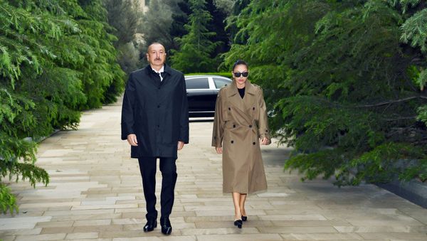 Prezident İlham Əliyev və birinci xanım Mehriban Əliyeva Ulu Öndər Heydər Əliyevin məzarını ziyarət ediblər - Sputnik Азербайджан