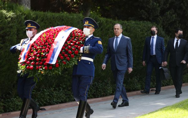 Министр иностранных дел РФ Сергей Лавров (трейтий слева) на церемонии возложения венка к могиле общенационального лидера Гейдара Алиева на Аллее почетного захоронения в Баку - Sputnik Азербайджан