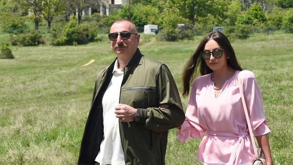Президент Ильхам Алиев и Первая леди Мехрибан Алиева в Шуше Президент Ильхам Алиев и Первая леди Мехрибан Алиева в Шуше - Sputnik Азербайджан