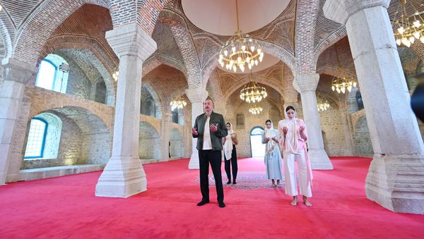 Президент Азербайджанской Республики Ильхам Алиев, Первая леди Мехрибан Алиева, их дочери Лейла Алиева и Арзу Алиева побывали в мечети Юхары Гевхарага в Шуше - Sputnik Азербайджан