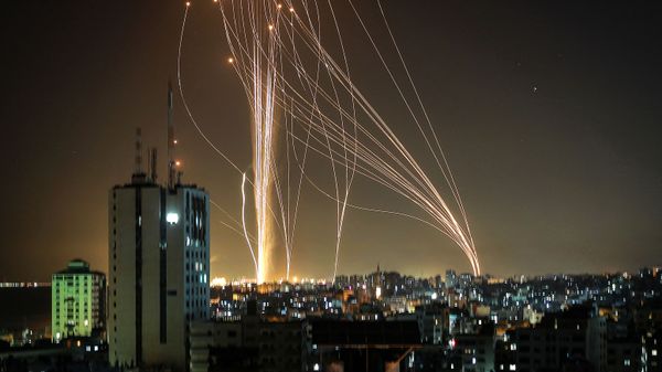 Ракеты запускаются из города Газа, контролируемого палестинским движением ХАМАС - Sputnik Азербайджан