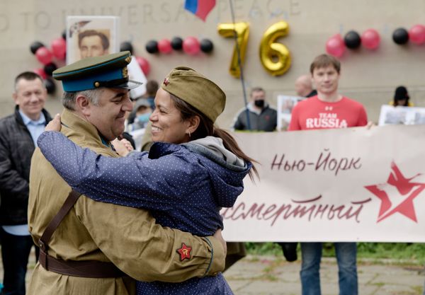 Участники акции Бессмертный полк танцуют в честь 76-й годовщины Победы в Великой Отечественной войне в Нью-Йорке - Sputnik Азербайджан