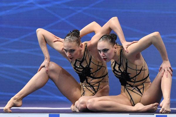 Светлана Колесниченко и Светлана Ромашина соревнуются в предварительных соревнованиях по произвольному плаванию среди дуэтов на чемпионате Европы в Будапеште  - Sputnik Азербайджан