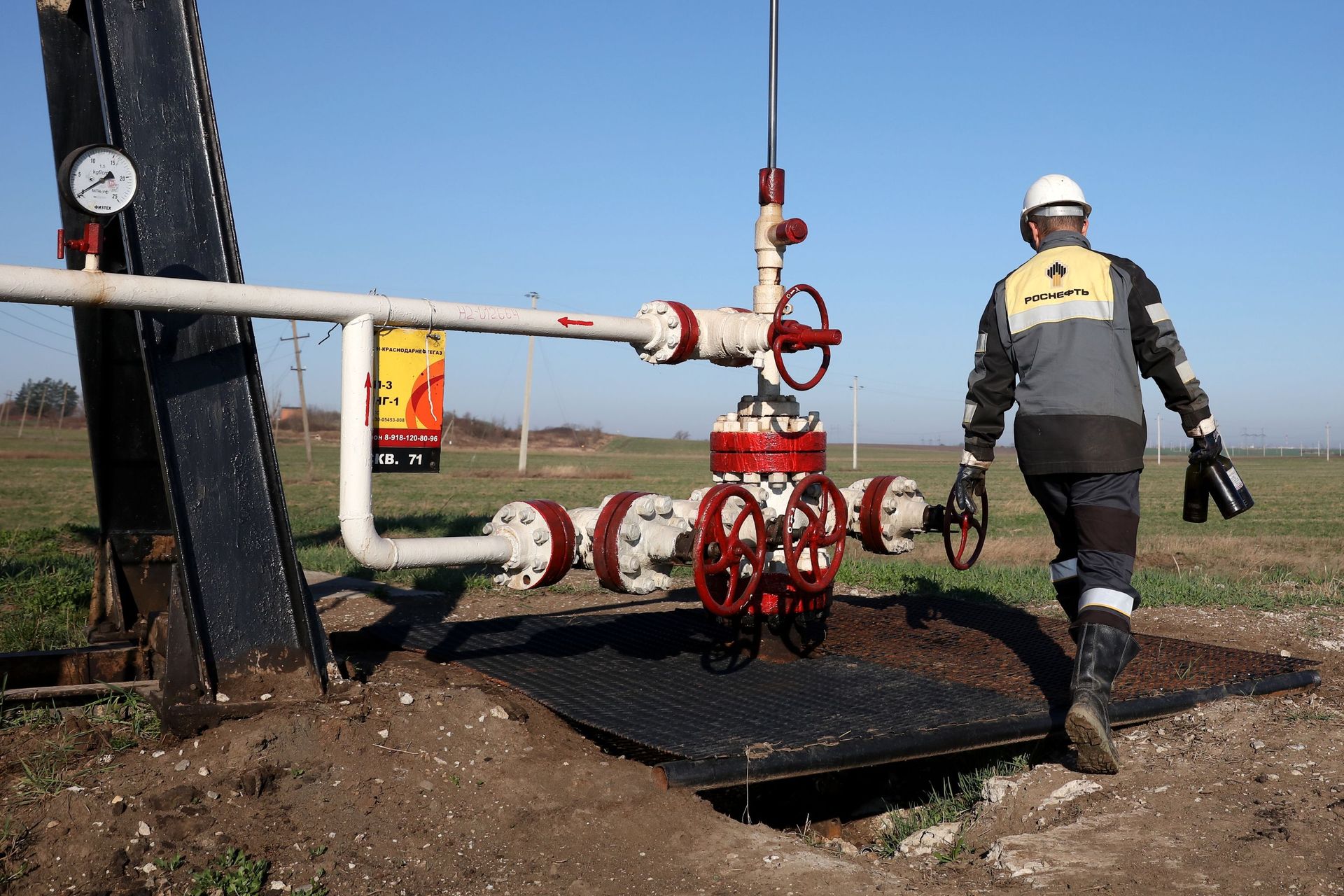 Сотрудник Роснефти осматривает оборудование на Абино-Украинском нефтегазовом месторождении в Краснодарском крае - Sputnik Азербайджан, 1920, 24.01.2024
