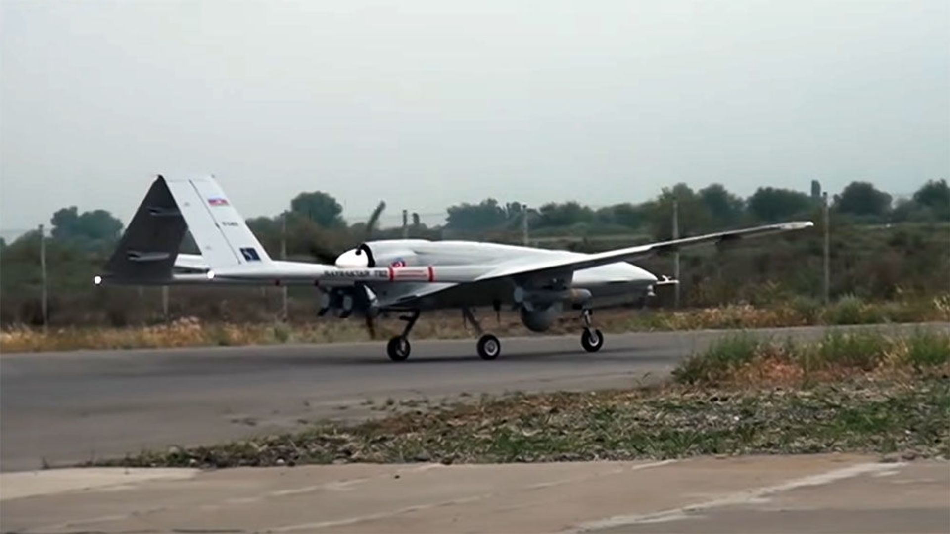 Минобороны АР: боевые самолеты и Байрактары выполняют тренировочные полеты - Sputnik Азербайджан, 1920, 15.05.2021