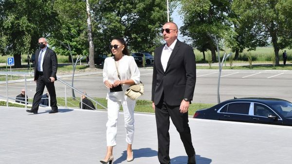 Президент Ильхам Алиев и Первая леди Мехрибан Алиева приняли участие в открытии железнодорожного вокзала в Габале и однолинейной железной дороги ст. Ляки-Габала - Sputnik Азербайджан