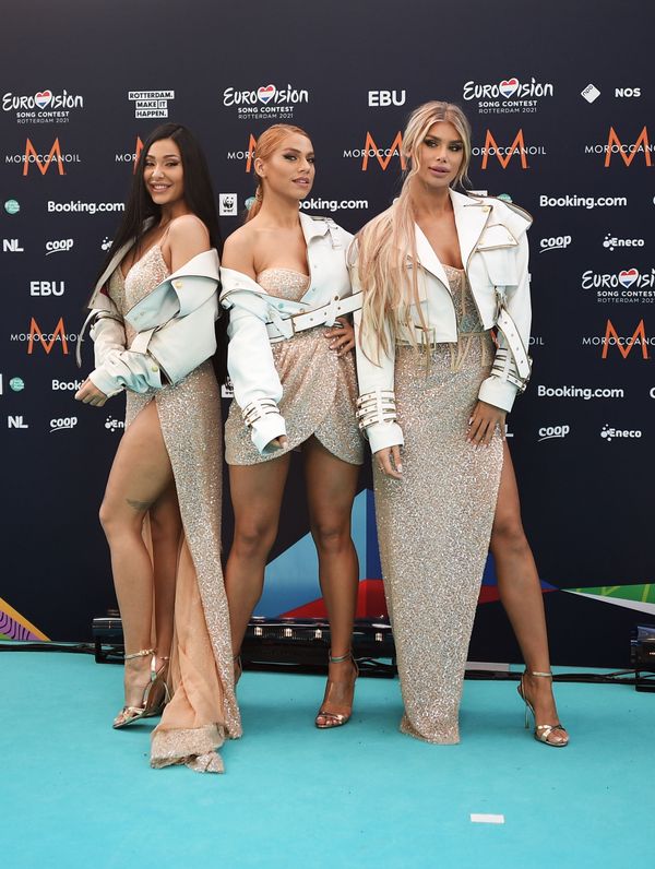 Участницы группы Hurricane (Сербия) на бирюзовой ковровой дорожке перед началом церемонии открытия Евровидения-2021 в Роттердаме - Sputnik Азербайджан