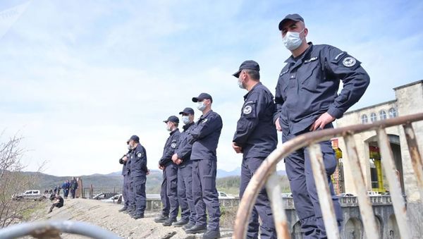 Сотрудники полиции в Тбилиси, фото из архива - Sputnik Азербайджан