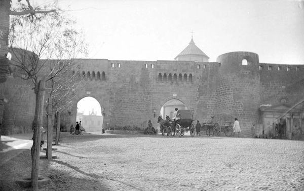 Одна из фотографий всемирно известного французского фотографа Поля Надара, сделанная в Баку в 1890 году - Sputnik Азербайджан