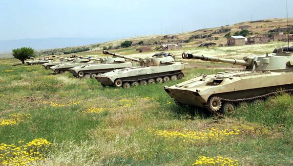 Təlimlərə cəlb edilən qoşunlar tapşırıqları icra edir - Sputnik Азербайджан
