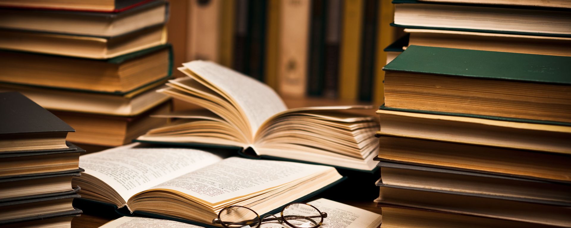 Лежащие на книжной полке открытые книги - Sputnik Азербайджан, 1920, 07.10.2021