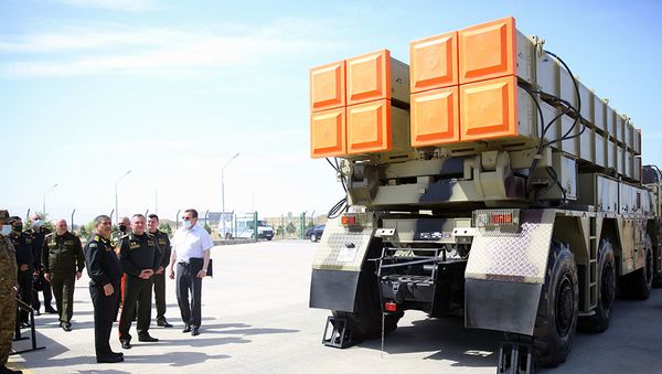Генерал-полковник Закир Гасанов и министр обороны Республики Беларусь генерал-лейтенант Виктор Хренин в воинской части, где расположены оперативно-тактические ракетные комплексы «Полонез». - Sputnik Азербайджан