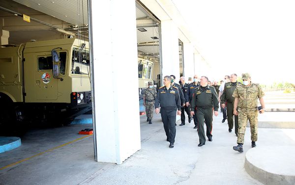 Генерал-полковник Закир Гасанов и министр обороны Республики Беларусь генерал-лейтенант Виктор Хренин в воинской части, где расположены оперативно-тактические ракетные комплексы «Полонез». - Sputnik Азербайджан