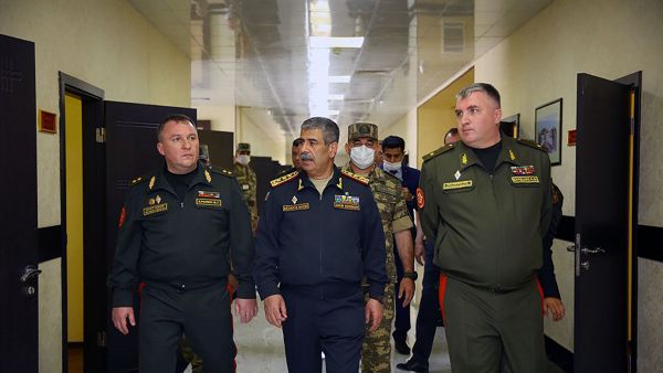Генерал-полковник Закир Гасанов и министр обороны Республики Беларусь генерал-лейтенант Виктор Хренин в воинской части, где расположены оперативно-тактические ракетные комплексы «Полонез». - Sputnik Азербайджан
