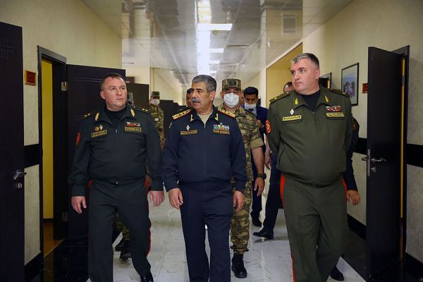 Генерал-полковник Закир Гасанов и министр обороны Республики Беларусь генерал-лейтенант Виктор Хренин в воинской части, где расположены оперативно-тактические ракетные комплексы «Полонез». - Sputnik Азербайджан
