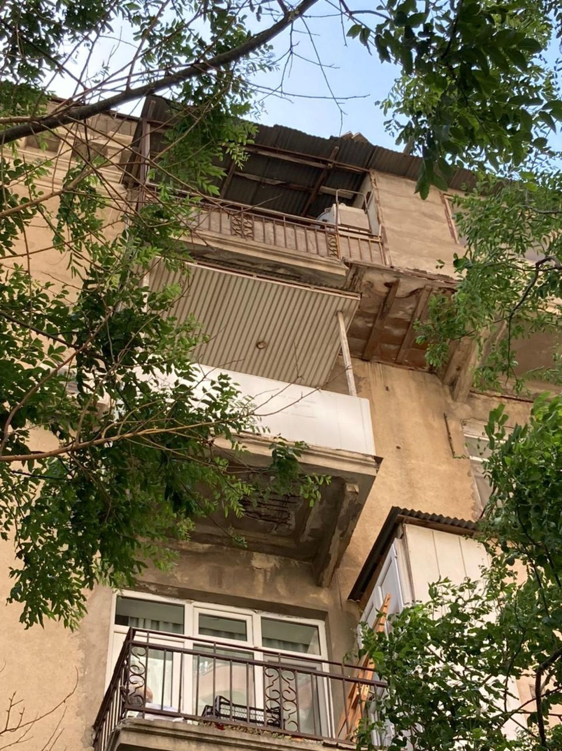 Одной угрозой прохожим меньше: спасатели МЧС выехали по экстренному вызову - фото - Sputnik Азербайджан, 1920, 20.05.2021
