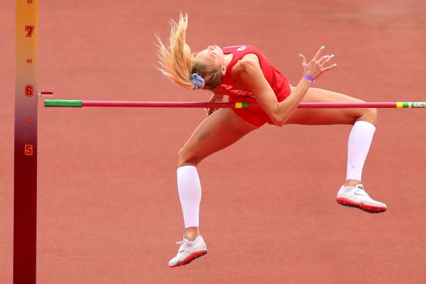 Лиллиан Лоу из Аризоны сбивает планку в финале прыжков в высоту на чемпионате по легкой атлетике в Калифорнийском университете  - Sputnik Азербайджан
