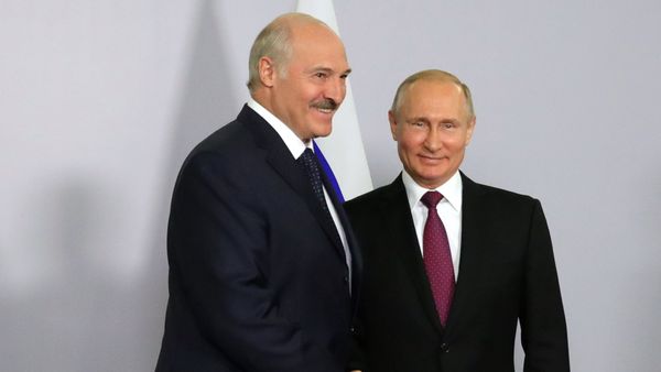 Президент РФ Владимир Путин и президент Беларуси Александр Лукашенко во время встречи в Сочи - Sputnik Азербайджан