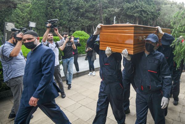 Xalq rəssamı Tahir Salahovun dəfn mərasimi - Sputnik Азербайджан