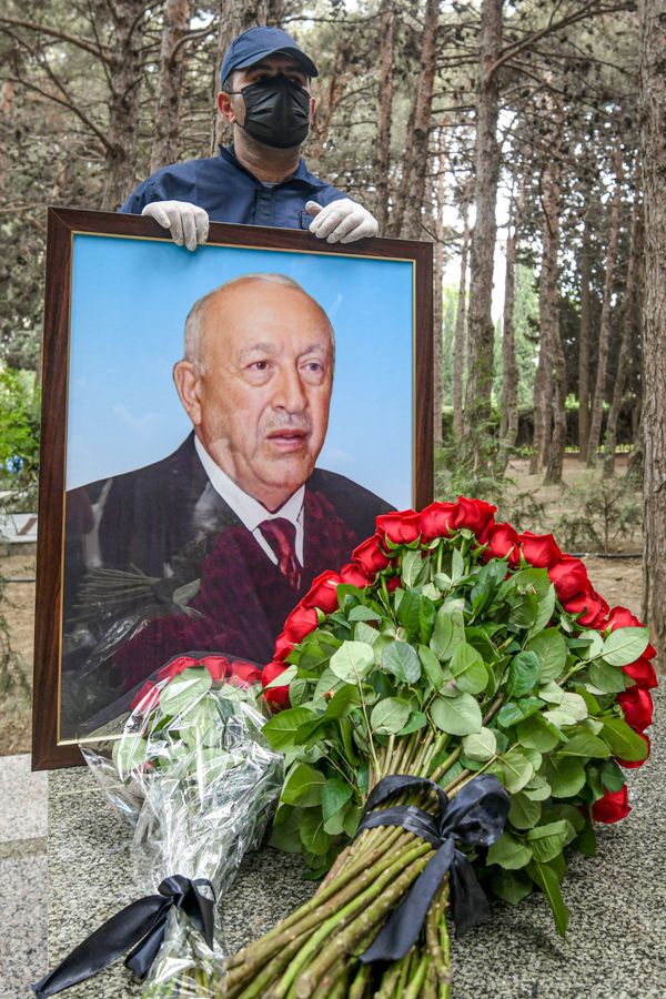 Xalq rəssamı Tahir Salahovun dəfn mərasimi - Sputnik Азербайджан