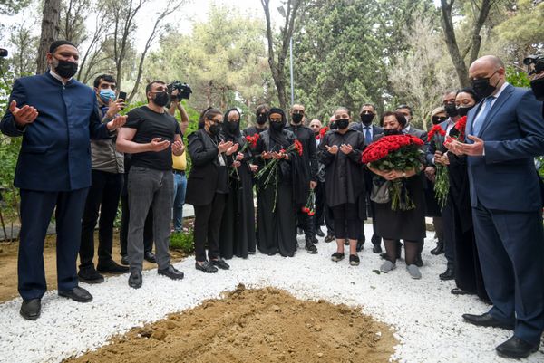 Xalq rəssamı Tahir Salahovun dəfn mərasimi - Sputnik Азербайджан