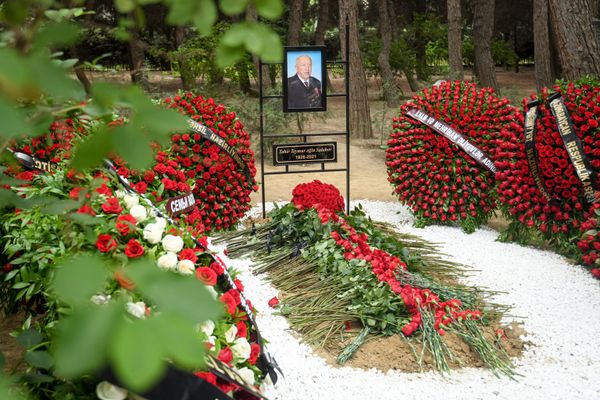 Xalq rəssamı Tahir Salahovun dəfn mərasimi - Sputnik Азербайджан
