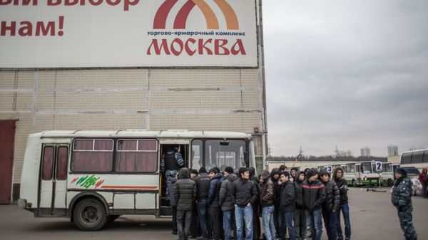 Задержанные во время рейда полиции на территории торгового-ярмарочного комплекса Москва в Люблино, фото из архива - Sputnik Азербайджан