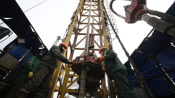 Рабочие на мобильной буровой установке компании Татнефть в Альметьевском районе Республики Татарстан, фото из архива - Sputnik Азербайджан