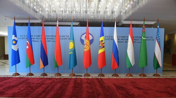 Флаги стран СНАГ на заседании Совета глав правительств СНГ в Минске - Sputnik Азербайджан