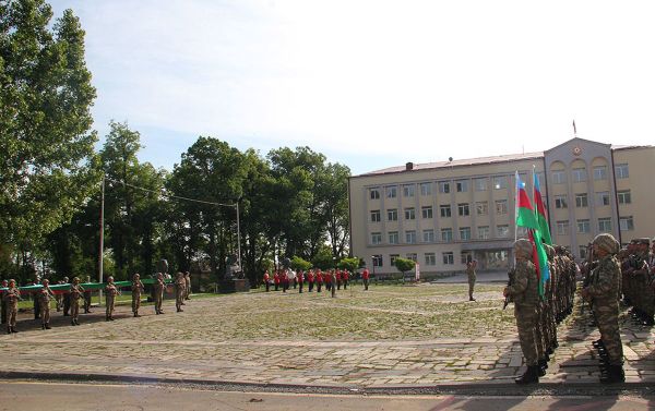 В Шуше военнослужащие ВС Азербайджана отметили День республики В Шуше военнослужащие ВС Азербайджана отметили День республики - Sputnik Азербайджан