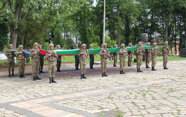 В Шуше военнослужащие ВС Азербайджана отметили День республики В Шуше военнослужащие ВС Азербайджана отметили День республики - Sputnik Азербайджан