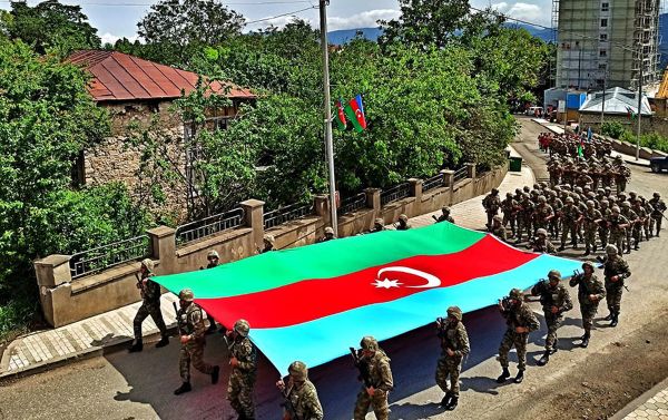 В Шуше военнослужащие ВС Азербайджана отметили День республики В Шуше военнослужащие ВС Азербайджана отметили День республики - Sputnik Азербайджан
