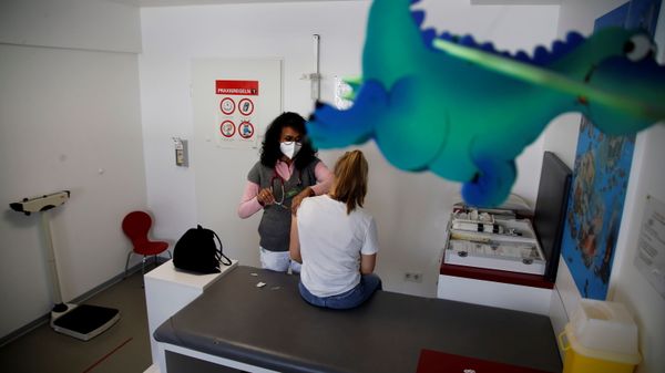 Вакцинация девушки от короновируса  вакциной Pfizer-BioNtech COVID-19 в Бонне, Германия, 21 мая 2021 - Sputnik Азербайджан