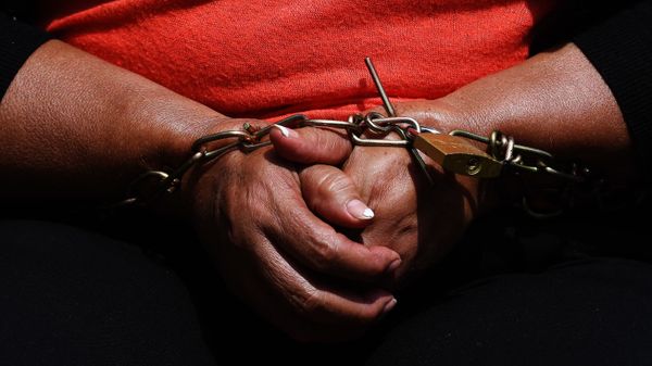 Женщина в цепях, фото из архива - Sputnik Азербайджан