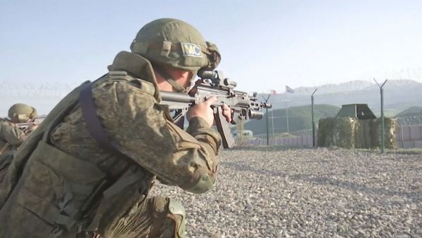 Тренировка  российских миротворцев по обороне наблюдательного поста в Карабахе - Sputnik Азербайджан