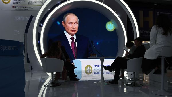 Президент РФ В. Путин принял участие в пленарном заседании ПЭМФ-2021 - Sputnik Азербайджан