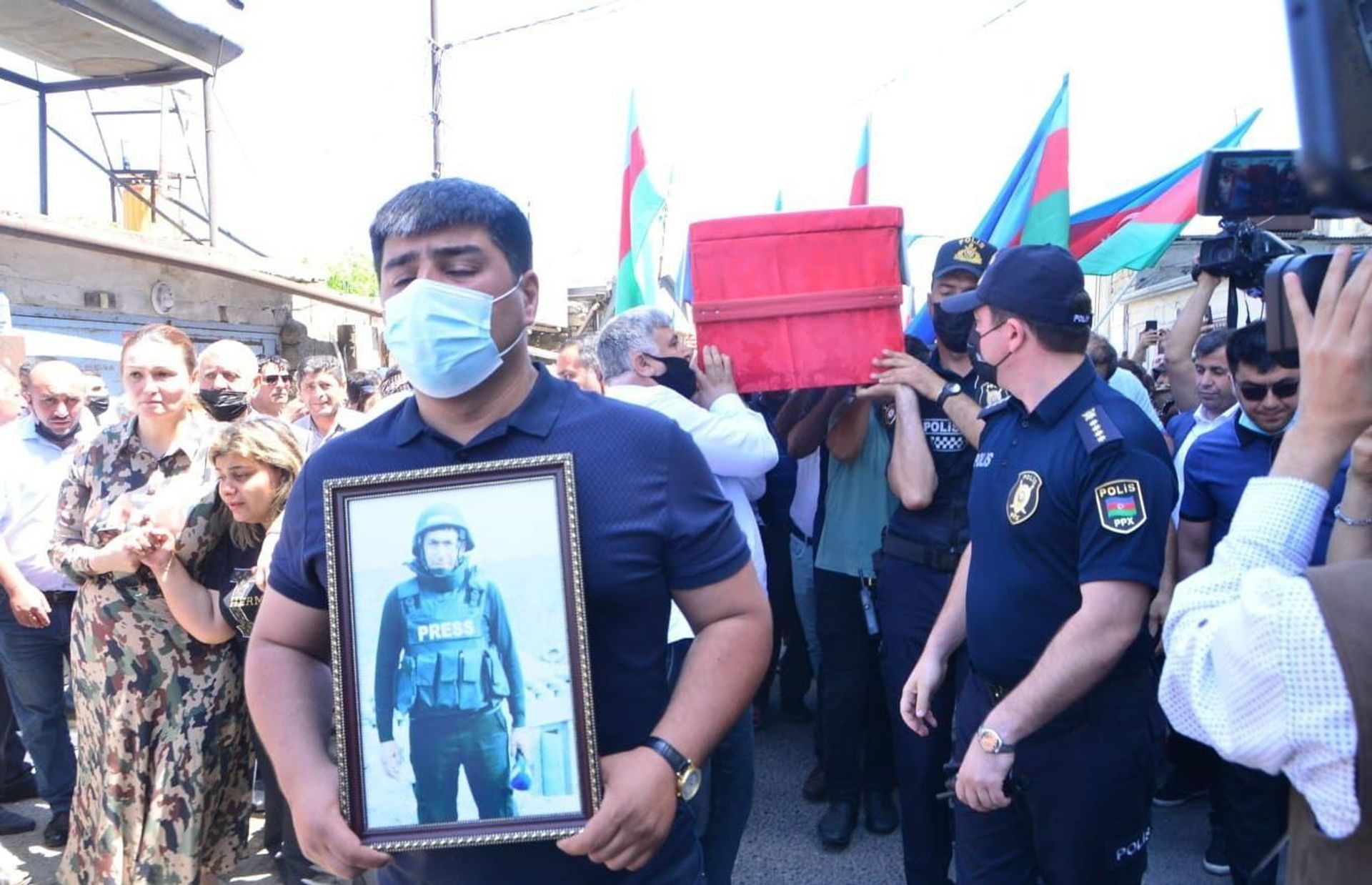 В Азербайджане простились с погибшими в Кельбаджаре журналистами - Sputnik Азербайджан, 1920, 05.06.2021