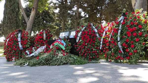 Общественность чтит память журналистов, погибших в результате подрыва на мине в Кельбаджаре - Sputnik Азербайджан