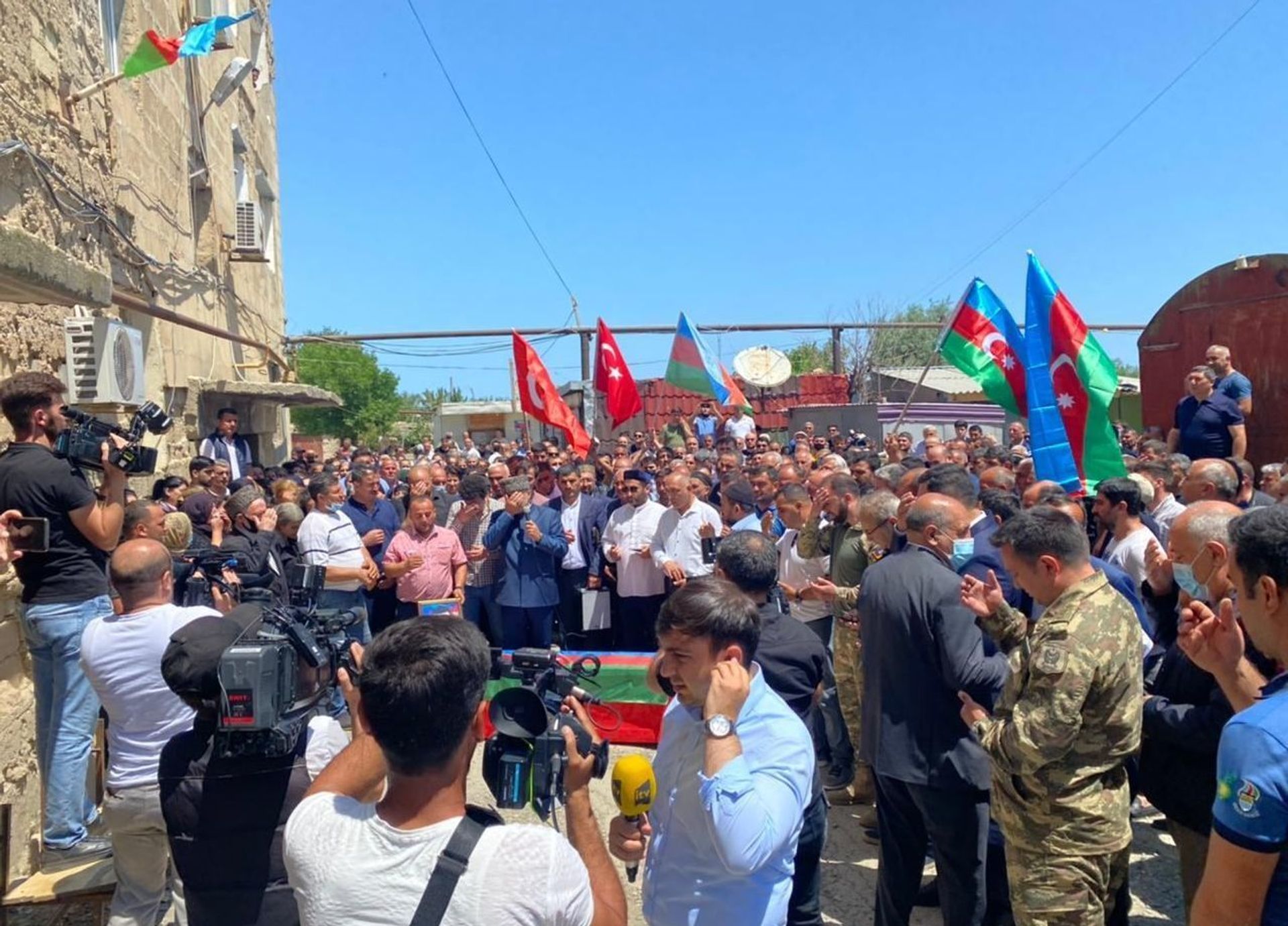 В Азербайджане простились с погибшими в Кельбаджаре журналистами - Sputnik Азербайджан, 1920, 05.06.2021