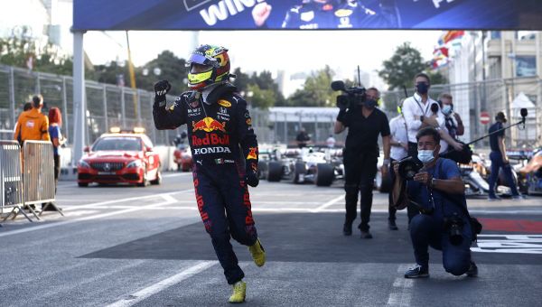 Пилот команды Red Bull Серхио Перес празднует победу на Гран-при Азербайджана Формулы-1 в Баку  - Sputnik Азербайджан